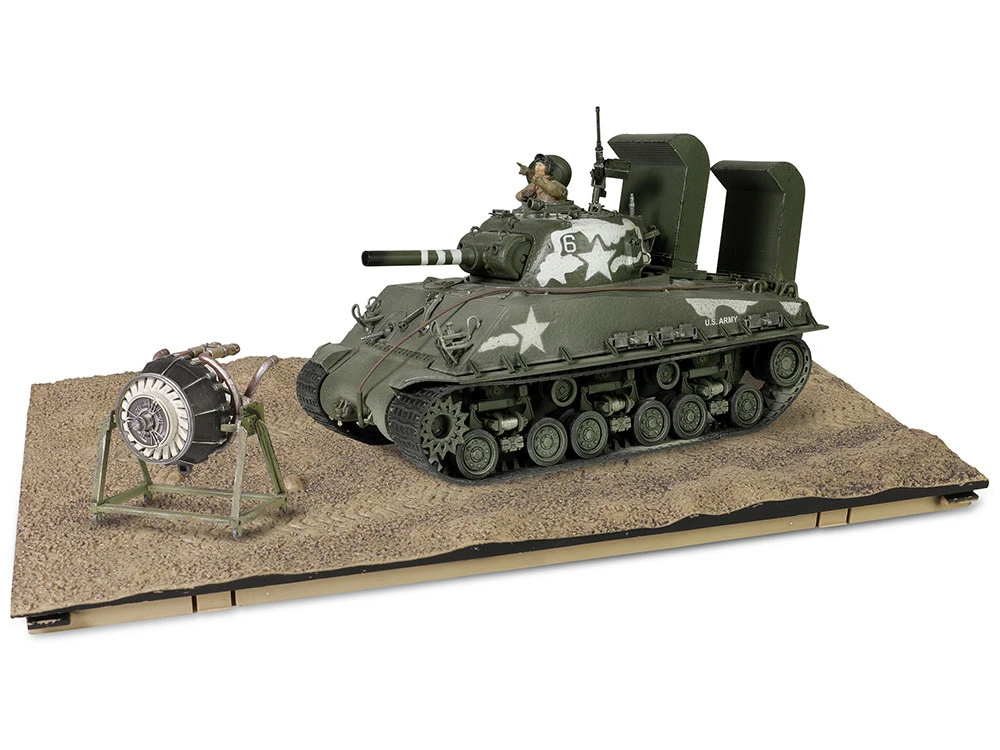 Sherman M4 (105) Howitzer Medium Tank "US Army, 711th Tank Battalion, Okinawa" (1945) "Engine Plus" Series 1/32 Diecast Model By Metal Proud - Image 2